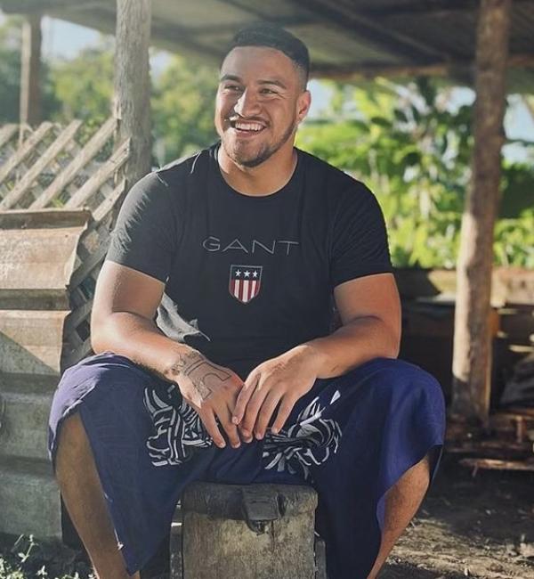 Lisi sitting down in Samoan village